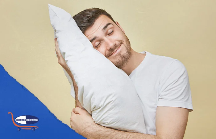 Hombre contento abrazando una almohada suave