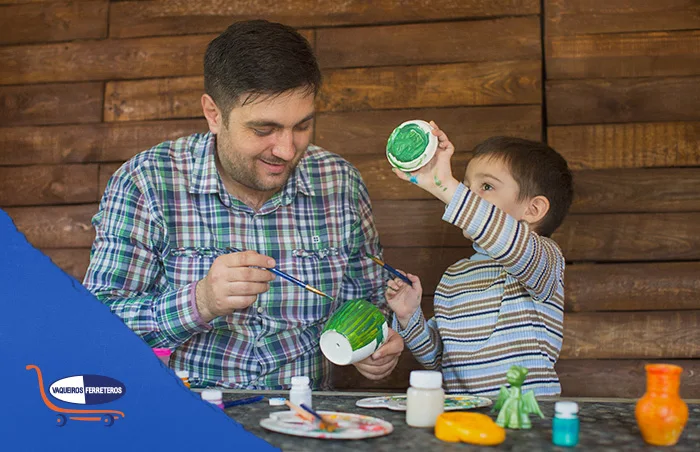 Papá pintando una taza con su hijo