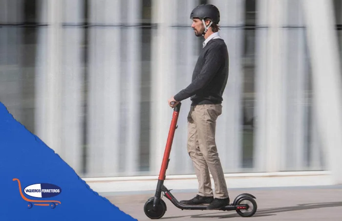 Hombre disfrutando de un paseo con patineta eléctrica