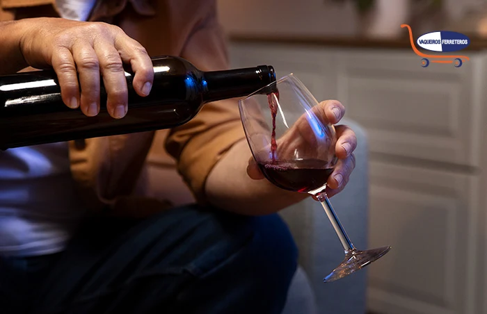 Persona sirviendo vino en una copa de cristal