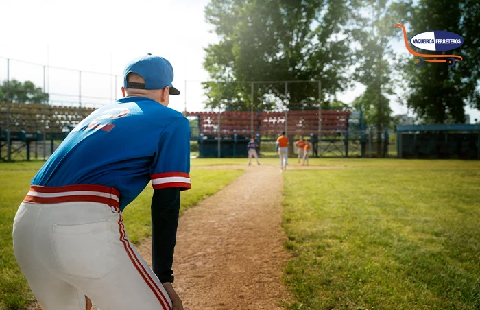 Joven jugando béisbol en un campo verde