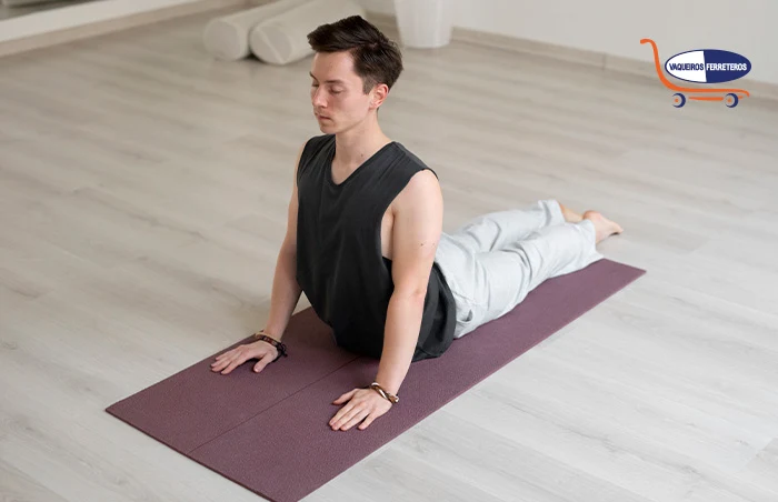 Joven practicando yoga sobre una esterilla