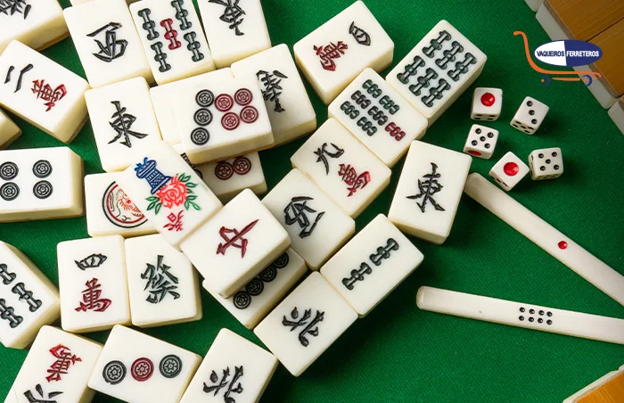 Piezas del juego Mahjong sobre un tablero verde