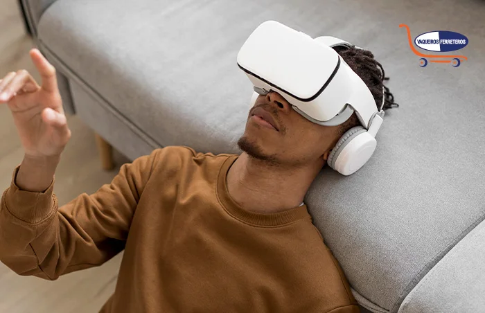 Hombre usando los lentes de realidad virtual que le regalaron en el intercambio de obsequios