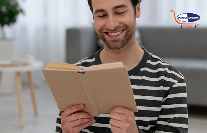 Hombre leyendo el libro que le obsequiaron en el intercambio