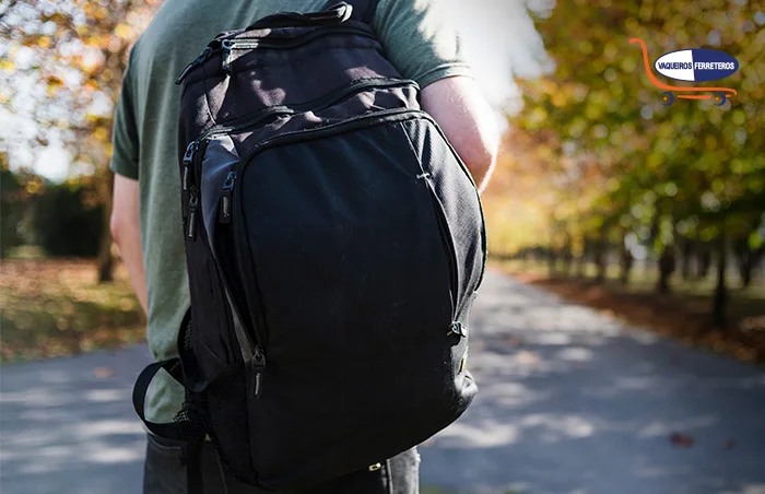 Joven llevando una mochila negra a la espalda