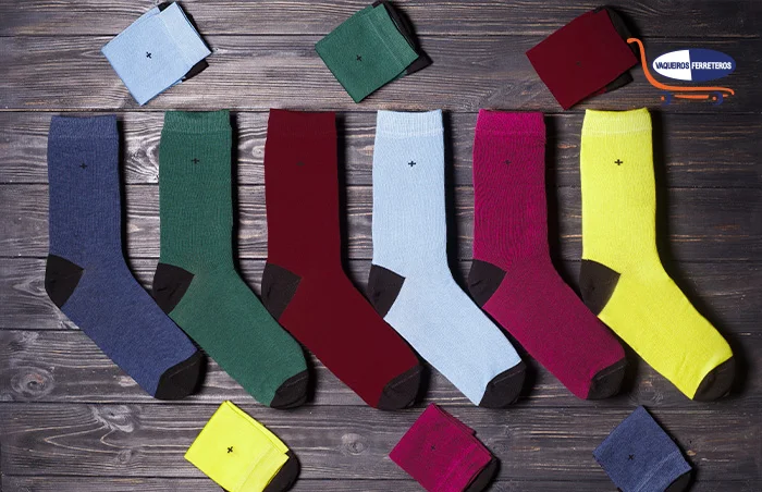 Calcetines de varios colores, un regalo de intercambio perfecto para hombres