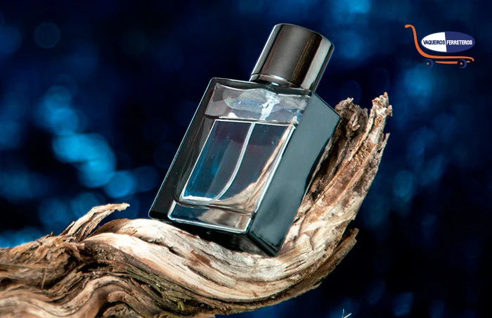 Frasco de perfume sobre una mano de madera