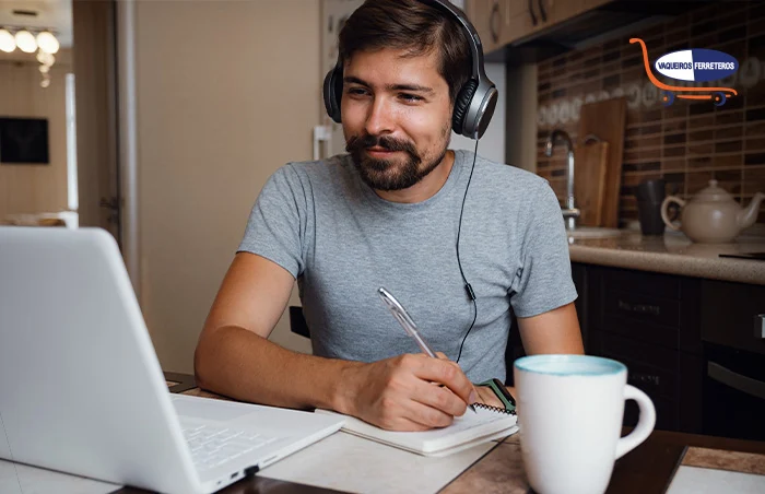 Joven estudiando en su laptop gracias a un curso online